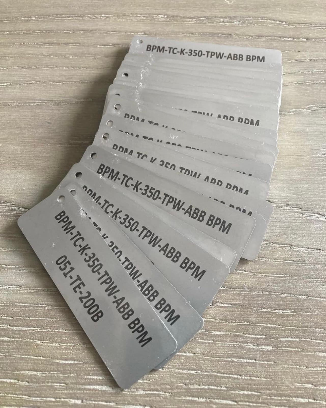 Placas de acero grabadas con código de identificación
