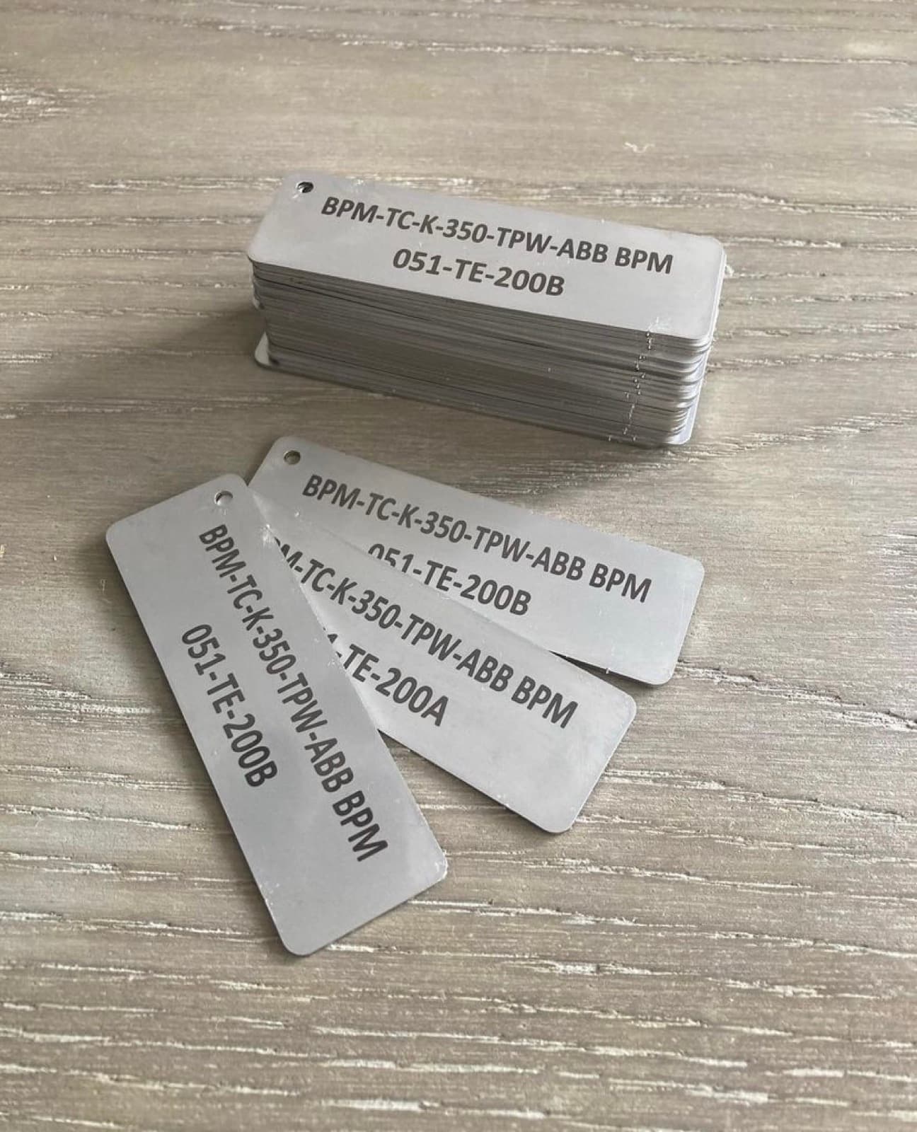 Lote de placas de acero grabadas para trazabilidad industrial